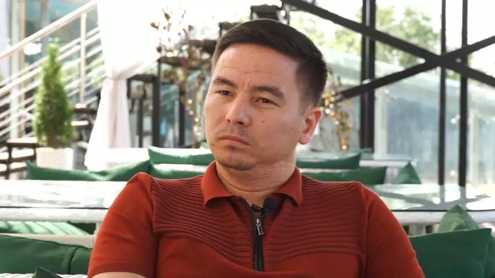 «Парламент – сахна емес»: Нұрсейіт Жылқышыбай әнші мен блогерлеге ескерту жасады