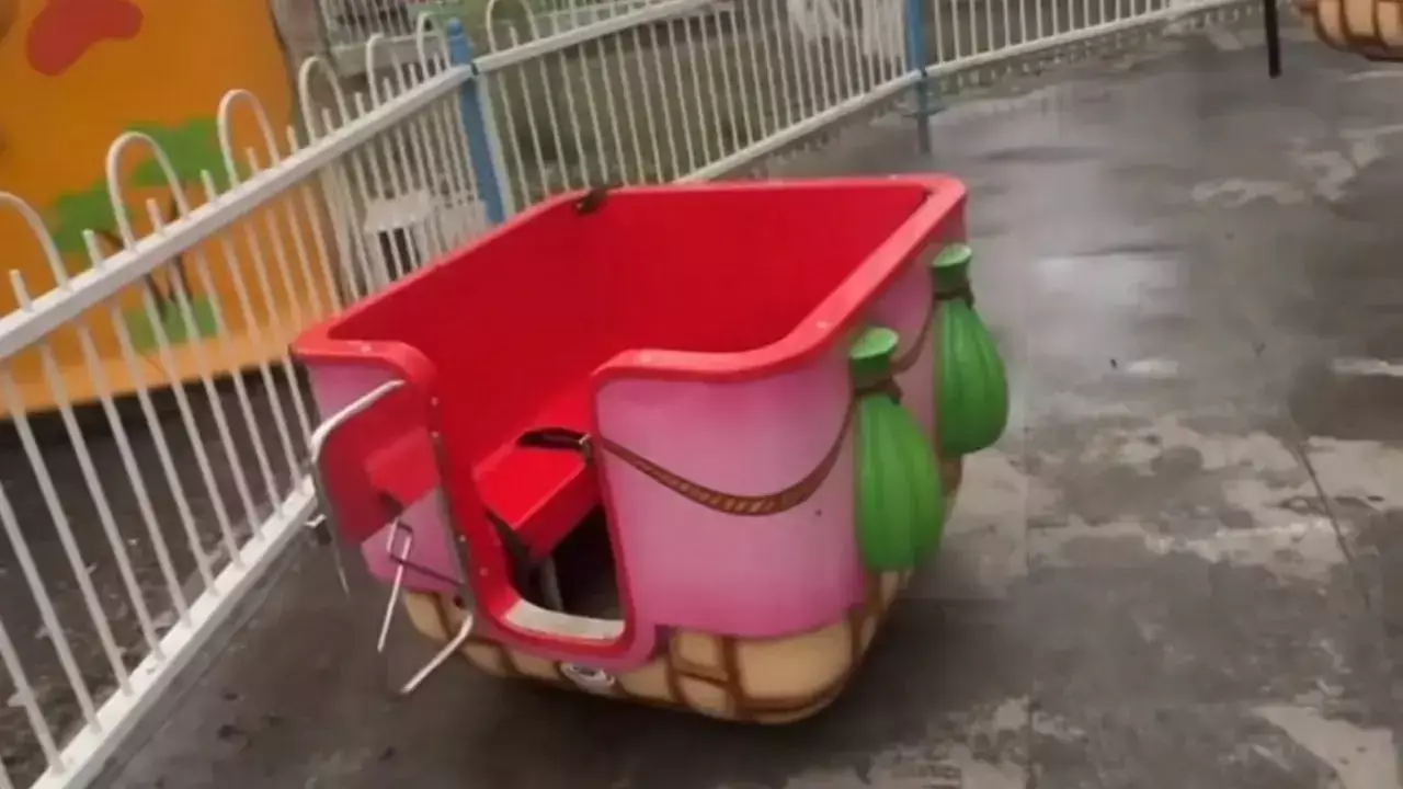 Астанадағы оқиға: екі баласы мінген әткеншек құлап кетті