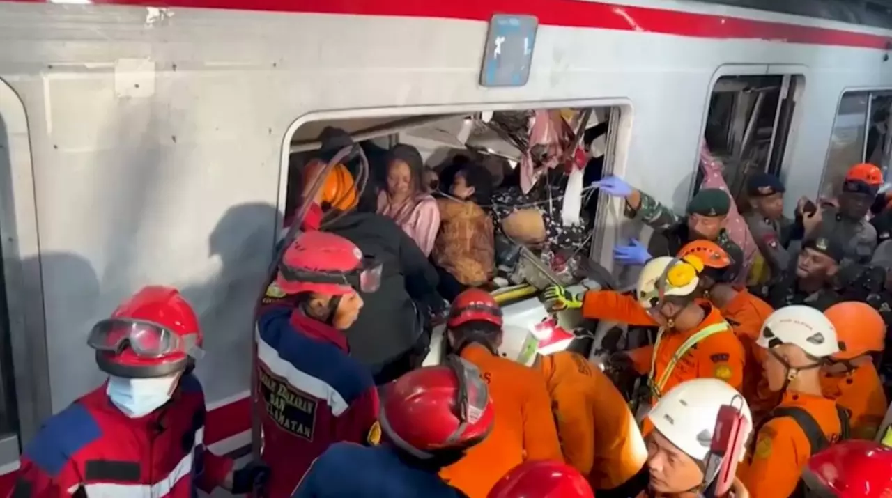 Индонезияда екі пойыз соғылып, 4 адам опат болды