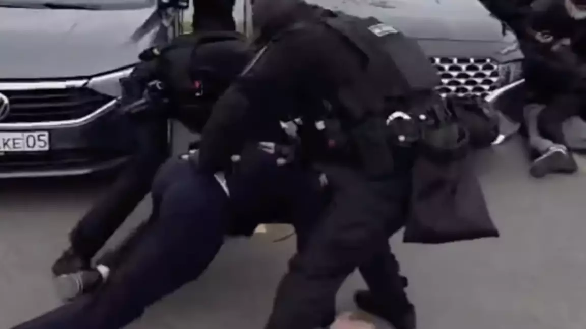 Алматы облысында бопсалаушылар 28 жастағы жігіттің көлігін тартып алып, қомақты ақша талап еткен