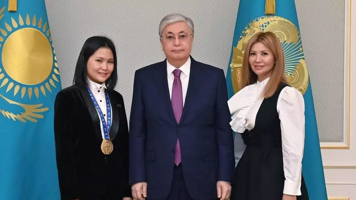 Бибісараның анасы мен белгілі бапкер шахмат федерациясына не үшін шүйлікті?