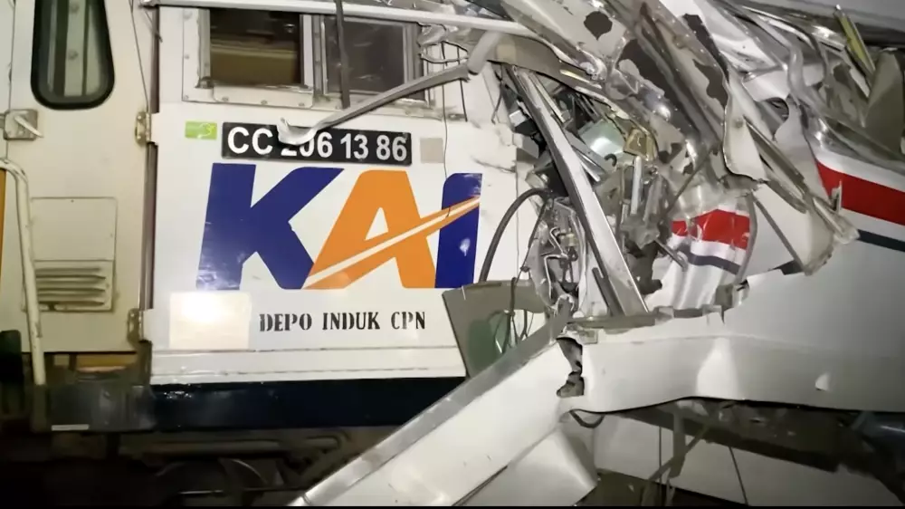 Индонезияда екі пойыз соқтығысты: 14 адам қаза тауып, ондаған адам зардап шекті