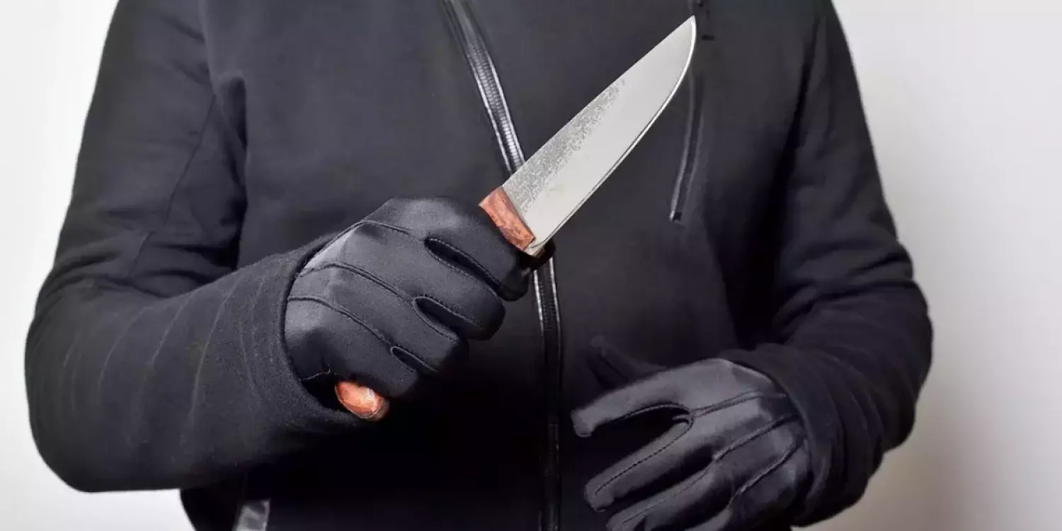 Қостанай облысында 37 жастағы әйел пышақ жарақатын алды, ұлы көз жұмды