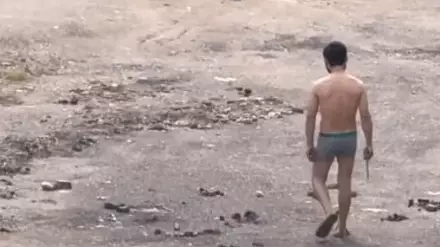 “Қолында пышағы бар“. Алматыда көшеде жалаңаш жүрген ер адам тұрғындарды шошытты