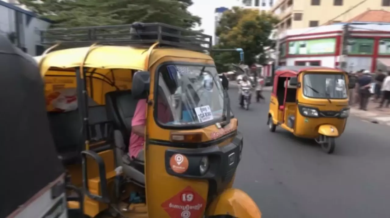 Водители тук-туков в Камбодже требуют повышения тарифов на проезд