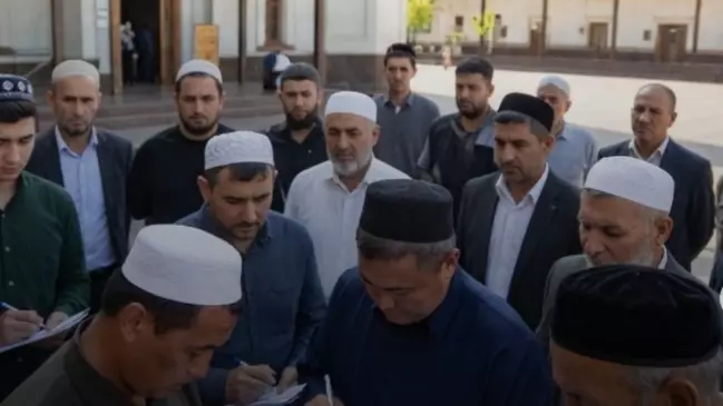 Қырғыз мұсылмандар мешіт жанында "маңызды мәселе" шешуге кірісті