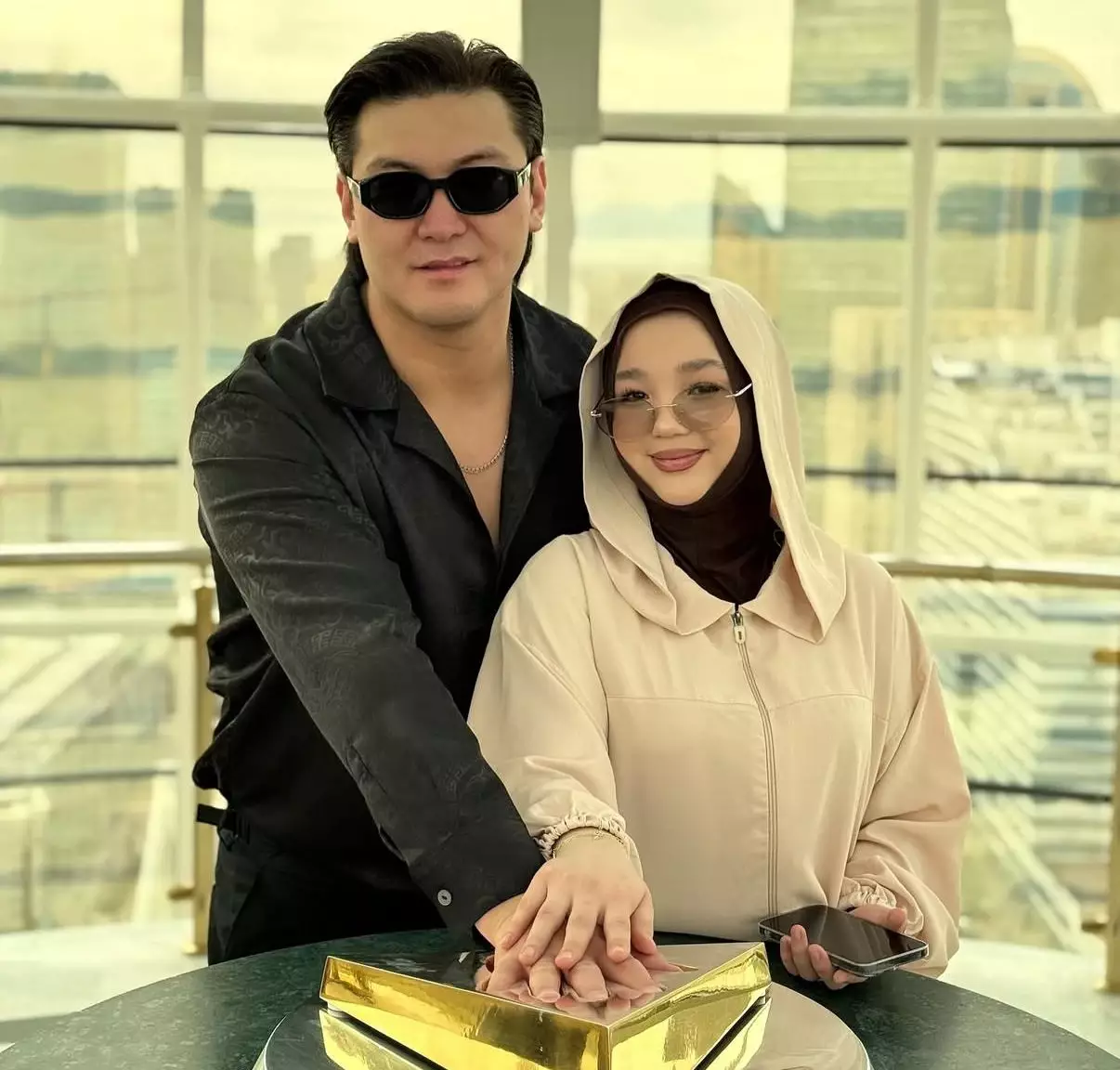 "Қыз-жігіт сияқты махаббат болып жүрміз": Әнші Жігер Ауыпбаев өзінен 15 жас кіші сүйіктісі жайлы айтты