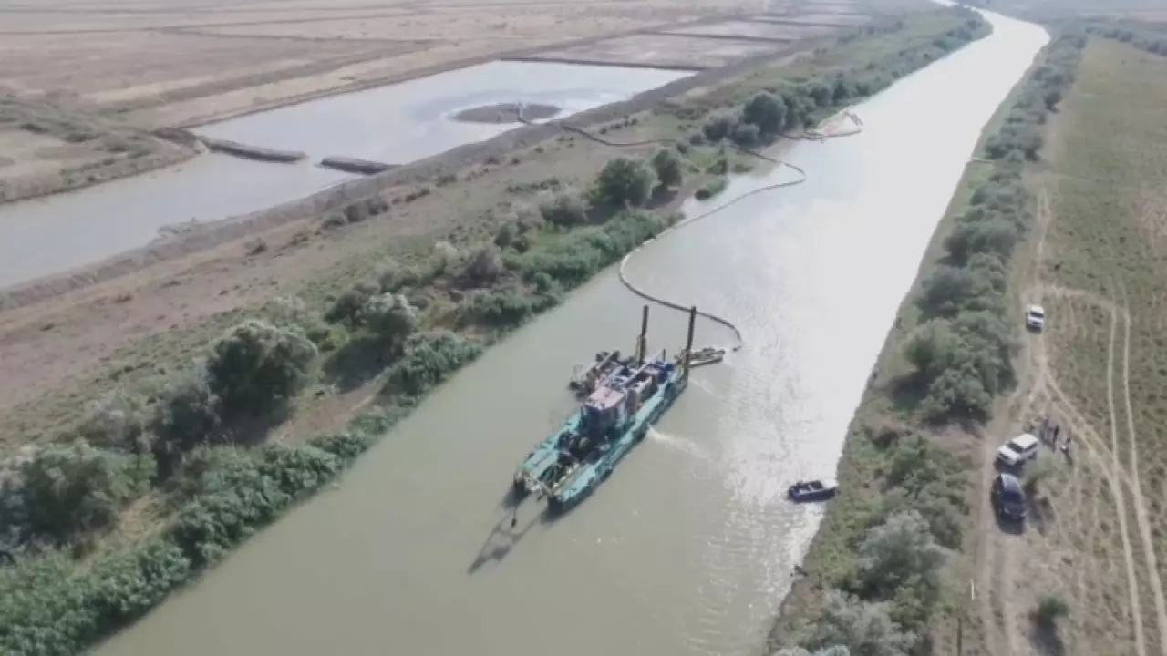 Дно рек углубляют в Атырауской области для борьбы с засухой