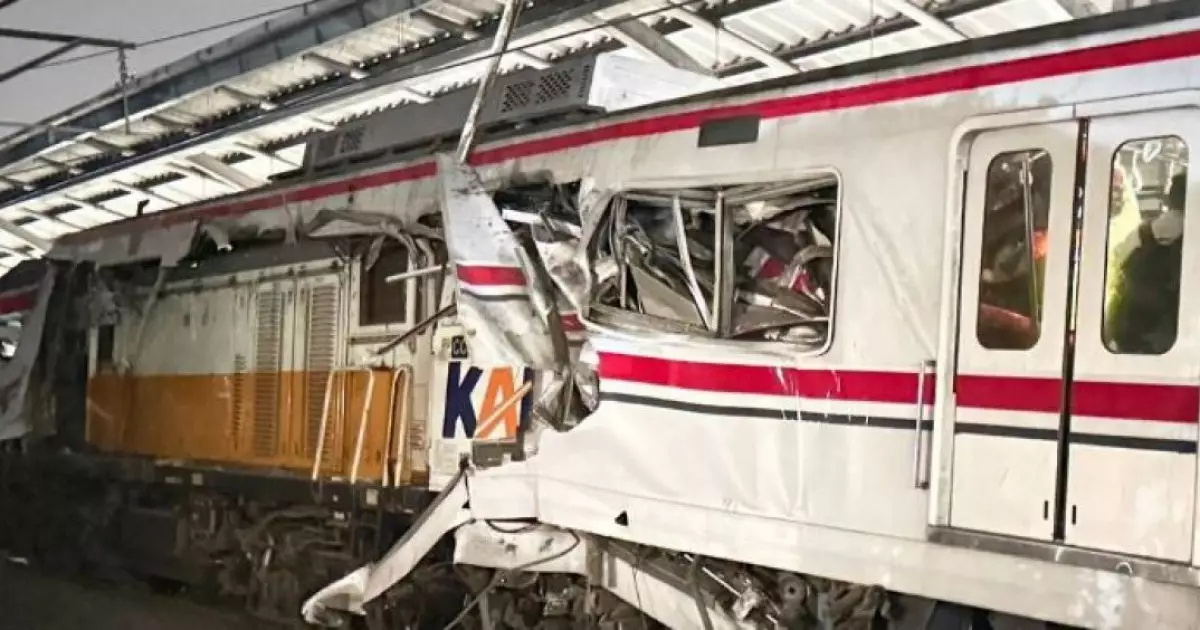  Индонезияда екі пойыз соқтығысып, оннан астам адам қаза тапты 