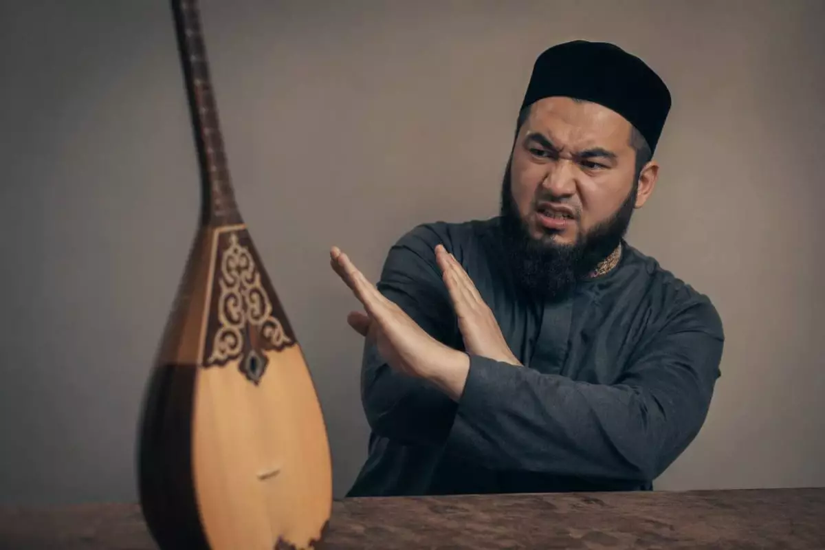 Ақтөбеде домбыраны харам дегені үшін 33 жастағы ер адам ұсталды