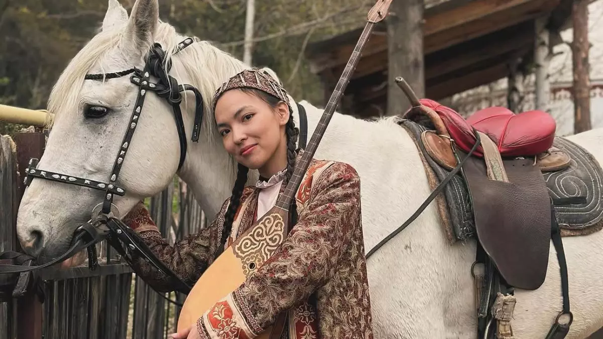 Воительница на верблюде: в соцсетях восхищены девушкой, которая стреляет из лука