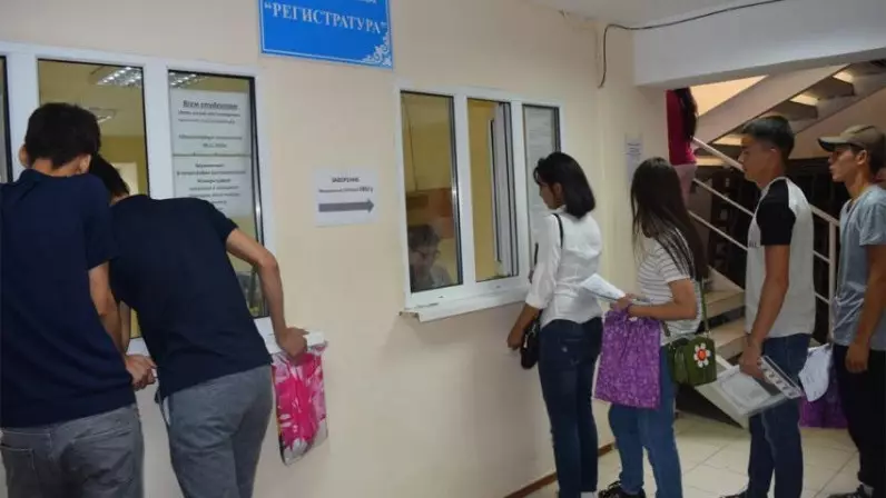 ЖИ дәрігерге кезекті қысқартады