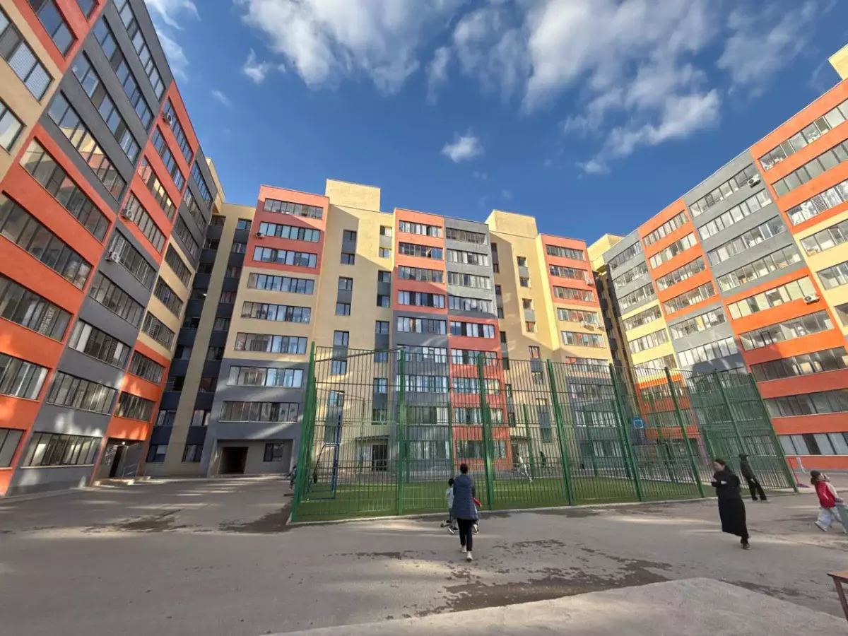 Как живут люди в столичном ЖК «Баскару», который сравнили с трущобами Нью-Йорка. Репортаж