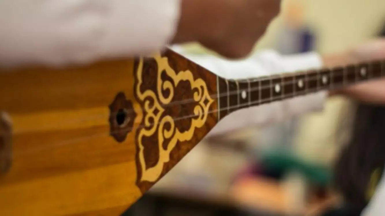 Ұлттық аспапқа тіл тигізген: Ақтөбеде домбыраны «харам» санаған ер адамның үстінен қылмыстық іс қозғалды