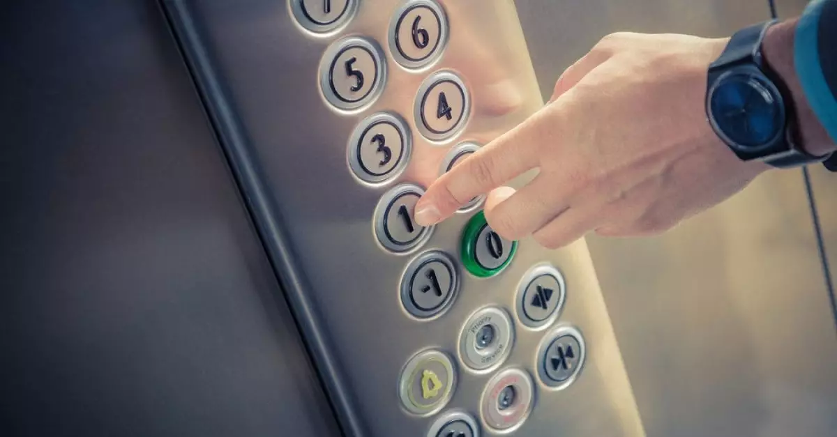 Алматыда ер адам лифтіде қыз баланы соққыға жықты