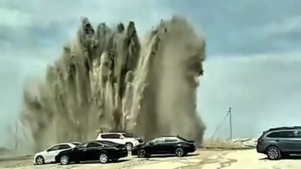 Жаңаөзенде жер астынан биік субұрқақ атқылады - видео