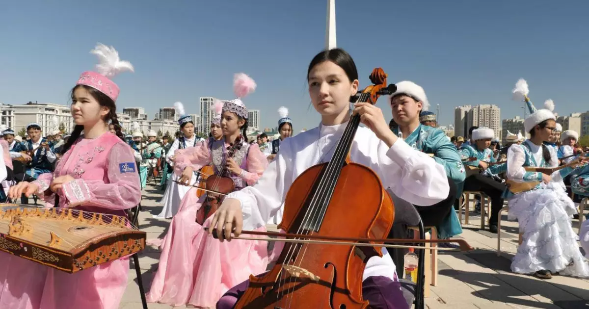  Астанада 2 000 оқушы бір мезетте «Алтын ұя» күйін орындады (ВИДЕО) 