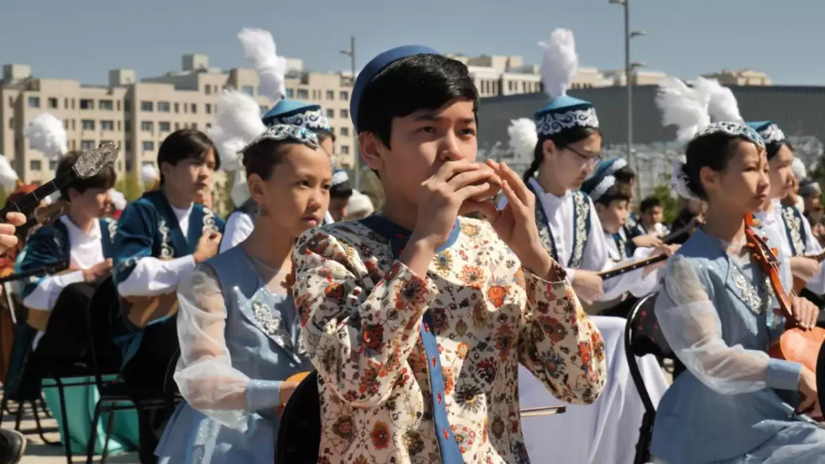 В Астане 2 тысячи школьников одновременно исполнили кюй «Алтын ұя»