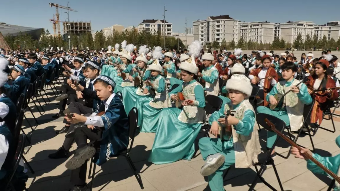 Астанада 2000 оқушы бір мезетте «Алтын ұя» күйін орындады