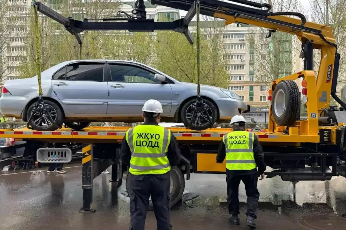 Эвакуаторы начали охоту на нарушителей парковки в Астане
