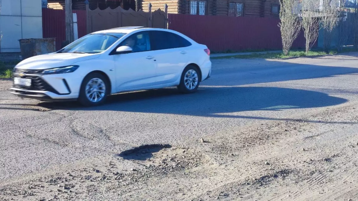 Из-за ям грыжи на шинах, стоим в пробках: Разбитые дорги съедают бюджет жителей Семея