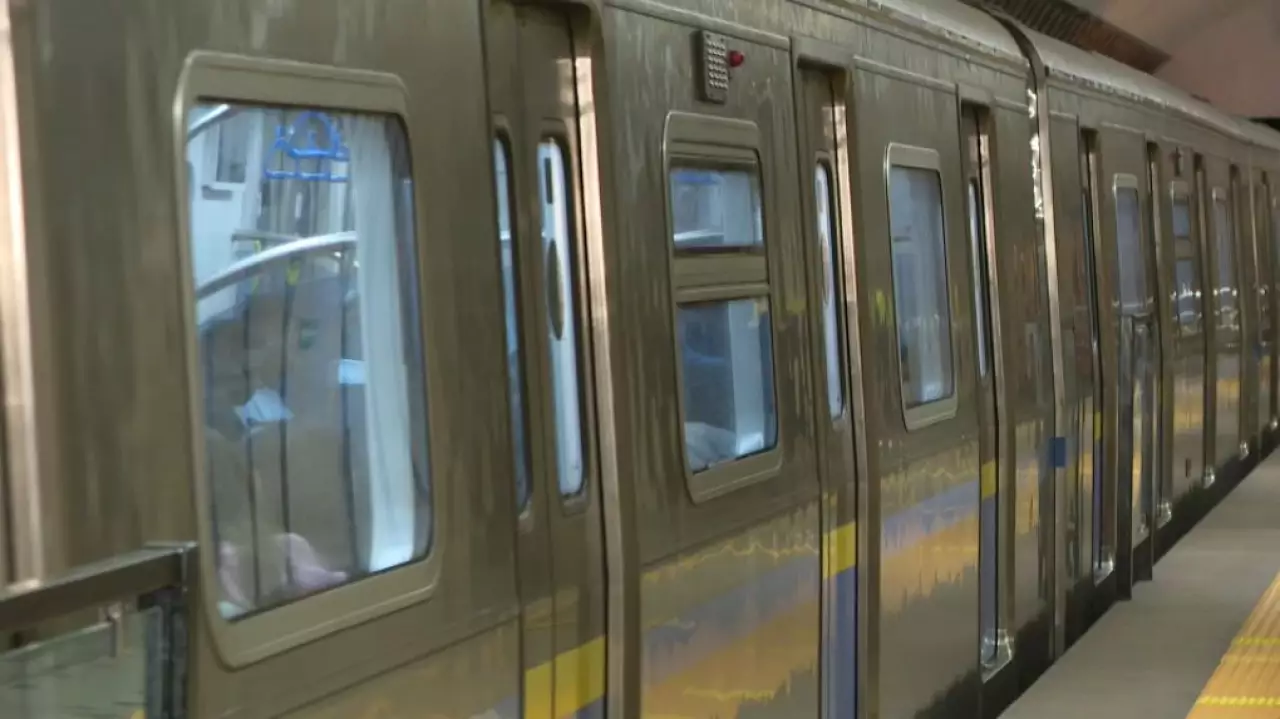 Раздвижные двери установят на платформах метро Алматы