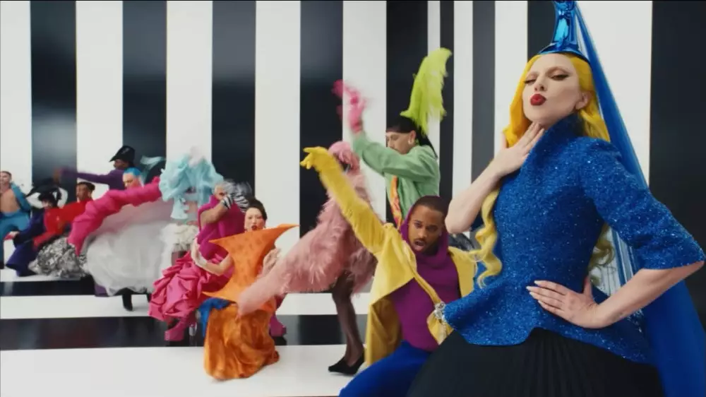 “Мен Леди Гаганың жанында билеймін“: қазақстандық биші әншінің жаңа клипіне түсті