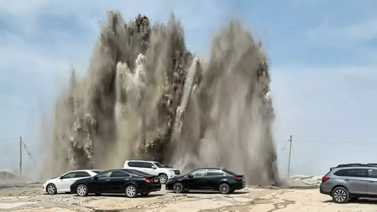 Жаңаөзенде жер астынан су фонтанша атқылады