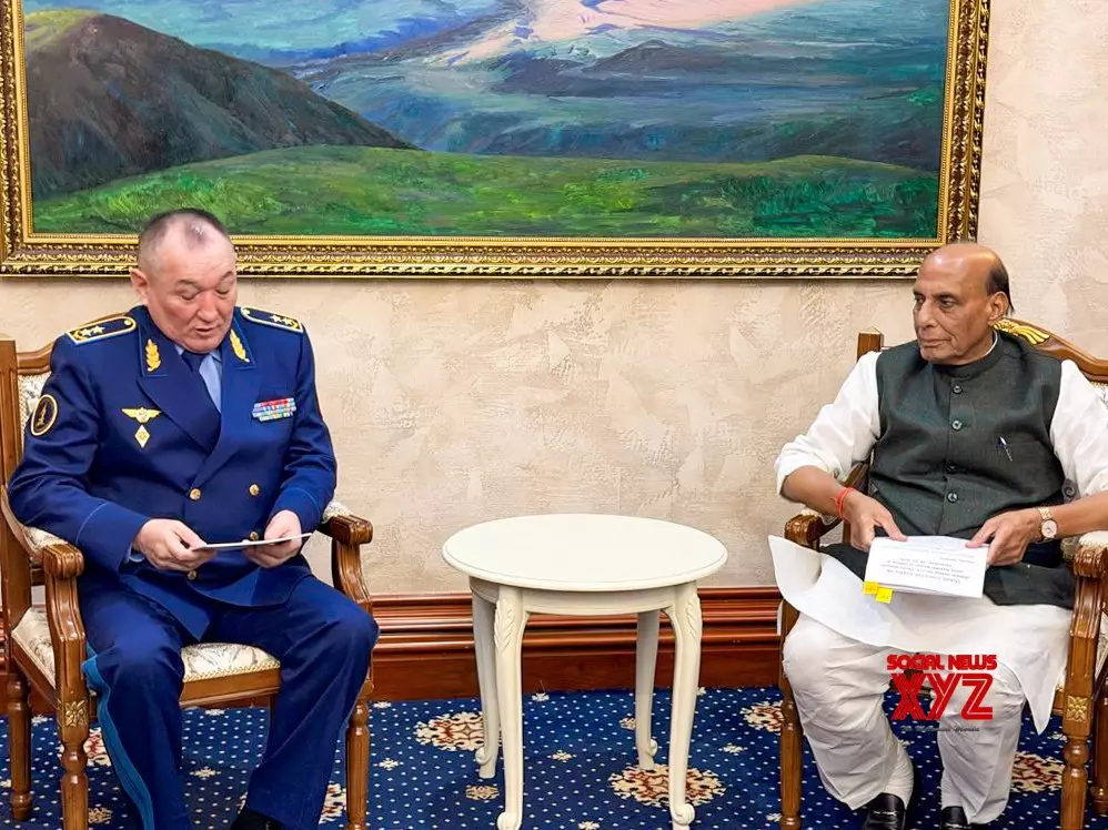 Раджнат Сингх встретился с министром обороны Казахстана Дауреном Косановым в Бишкеке.