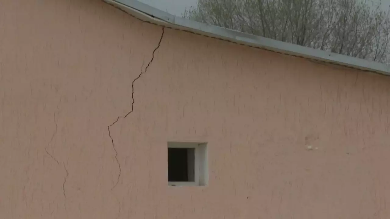 Школьники села Аккия Жамбылской области учатся в ветхом здании