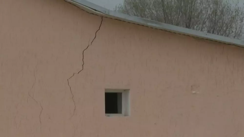 Теснота, трещины и дыры: дети учатся в 100-летней школе в Жамбылской области