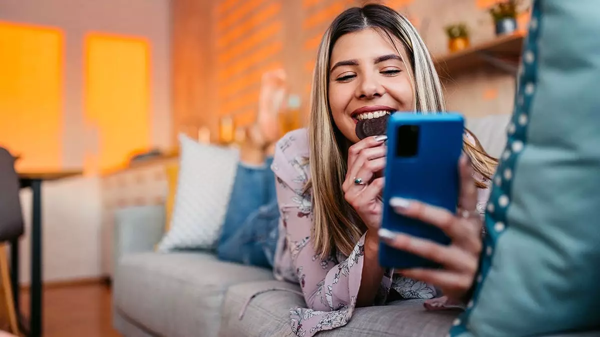 Исследование предполагает, что просмотр видео с бургерами и тортами может помочь сидящим на диете сопротивляться тяге к еде.