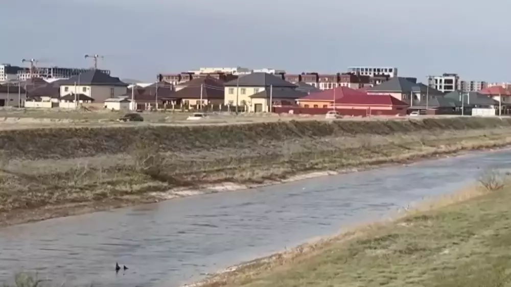 Плесень, сырость и вода: жители Атырау живут в подтопленных домах