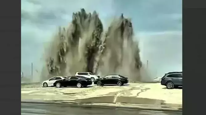 Казахстан пережил мощный наземный выброс воды в небо, что засняли на видео.