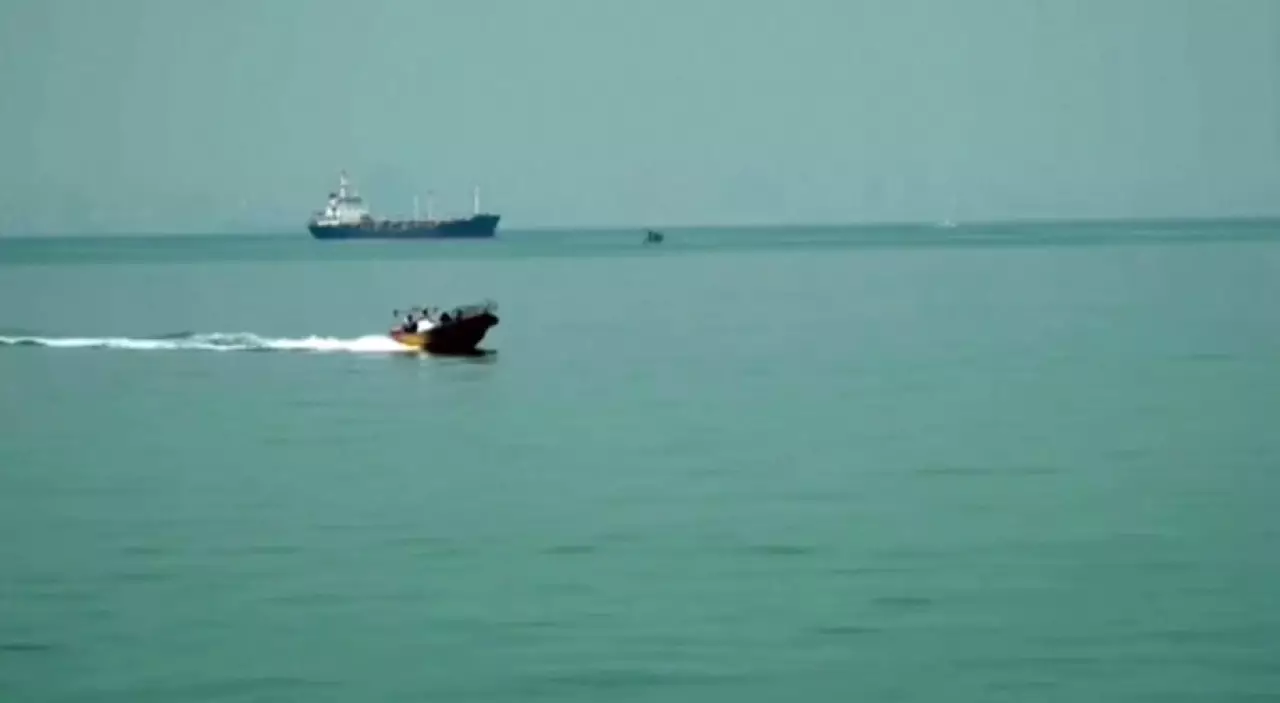 Японские судна пересекли Ормуз без пошлин