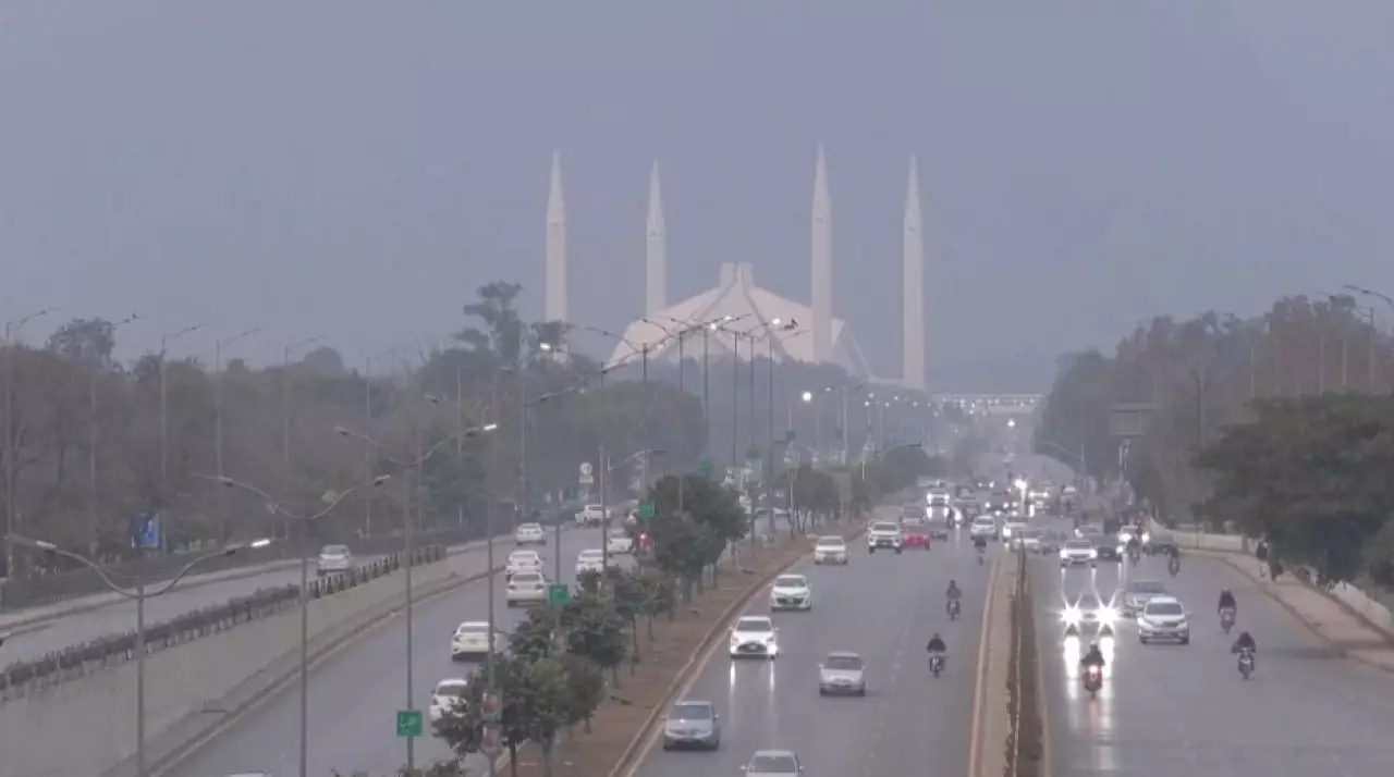 Пакистан открыл грузовой транзит для Ирана