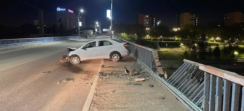Автомобиль снес ограждение на автогужевом мосту в Семее