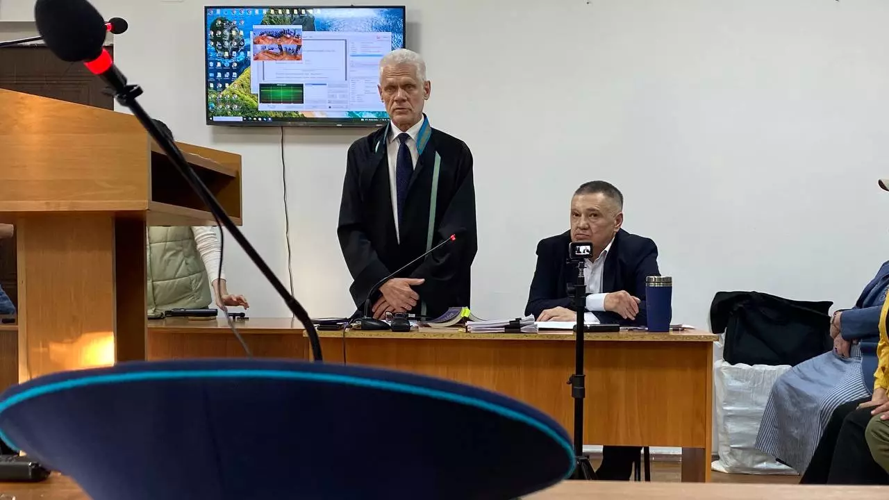 «Мен заңды білемін»: Оразалы Ержановтың соты басталды