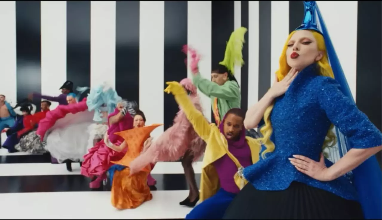 Казахстанка станцевала рядом с Lady Gaga в новом клипе певицы