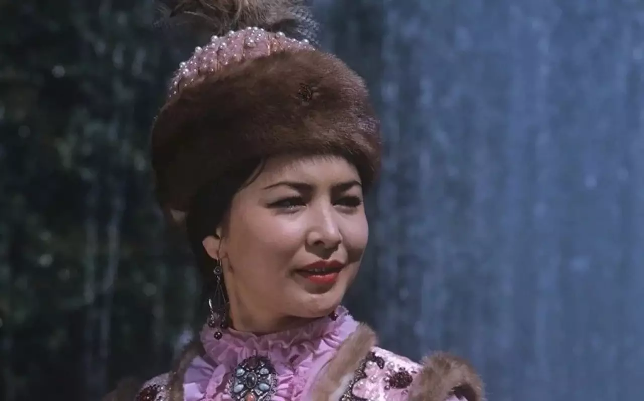 Танымал продюсер Меруерт Өтекешоваға ай сайын 1 млн теңге сыйақы төлейтінін айтты