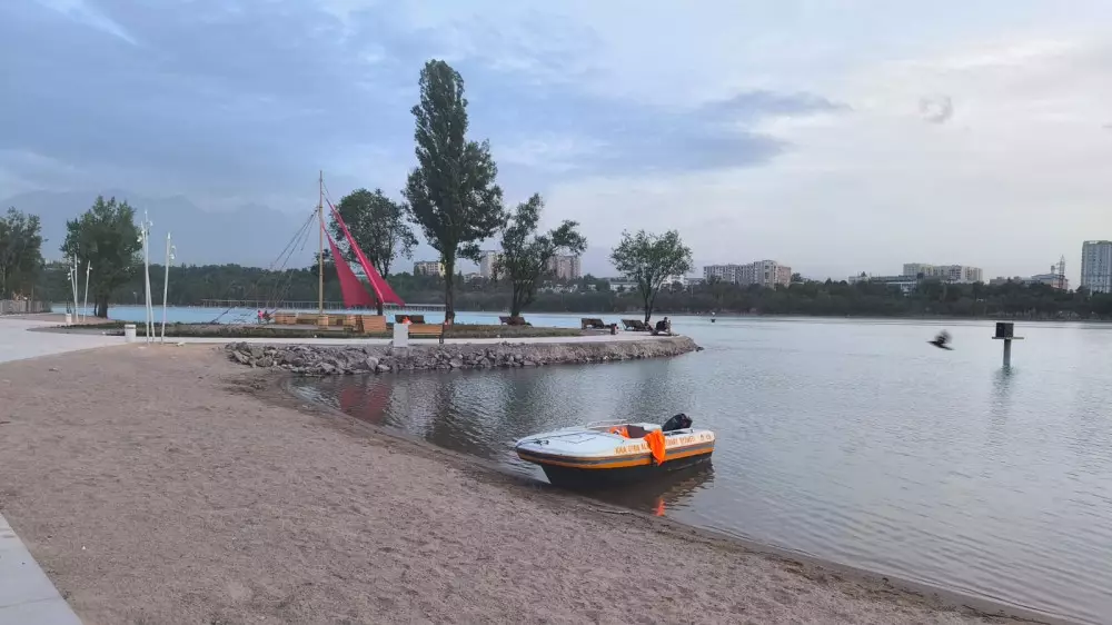 Қоқыс және ішек таяқшасы: неге Сайран көліне шомылуға тыйым салынған?