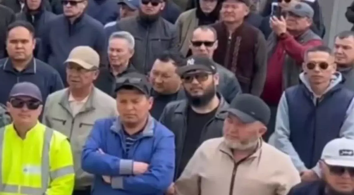 В Актау потребовали обрушить цены на утильсбор и сделать иномарки доступными всем