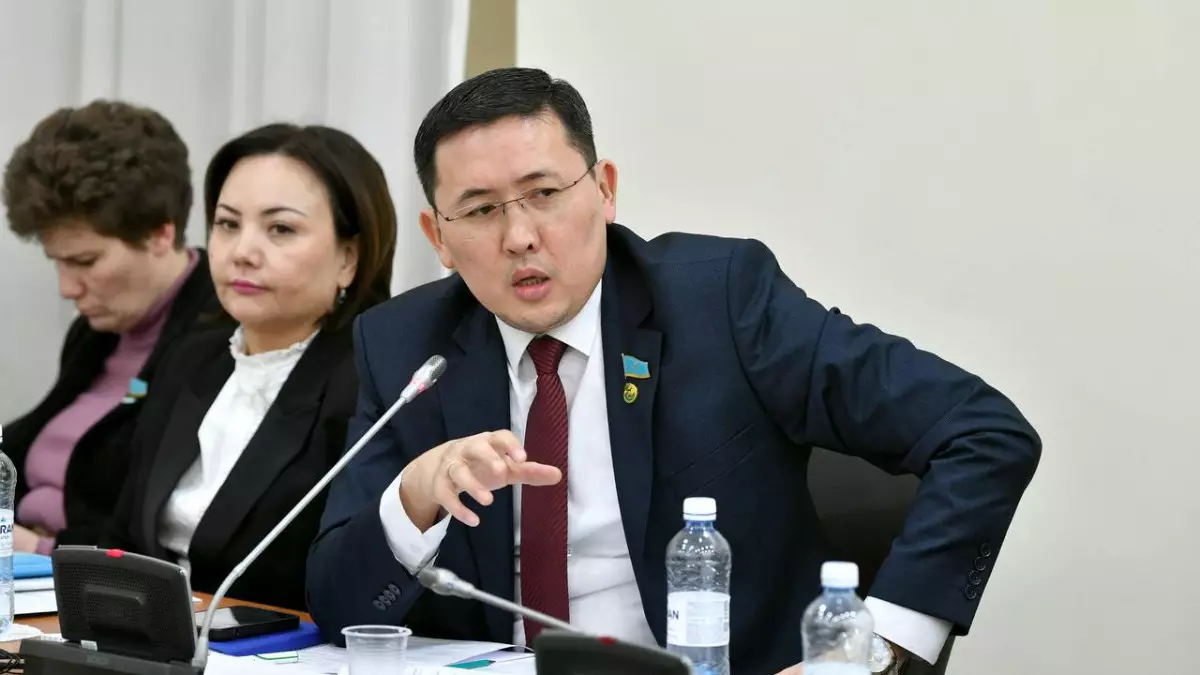 “Байқап айтсаңызшы”. Депутат Қошановтан сөз естіді