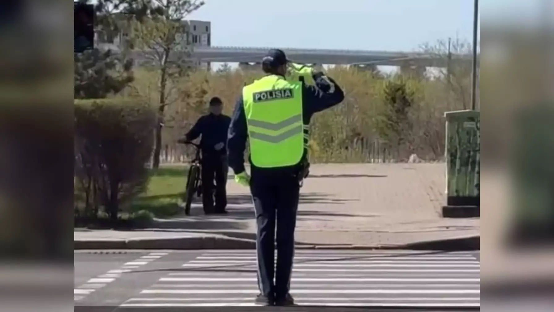 «Өмірде бір-ақ рет кездесетін сәт»: Астаналық полицейдің екі президент кортежін қатар қарсы алған сәті желіні сүйсіндірді