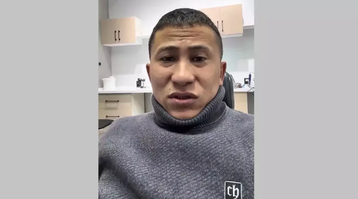 Блогера из Жетысу оштрафовали за герб Казахстана, который он нашел на свалке