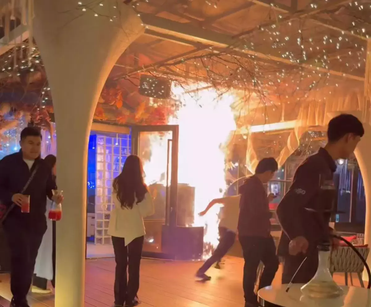 Праздничные свечи едва не сожгли элитный ресторан в Алматы на глазах у гостей