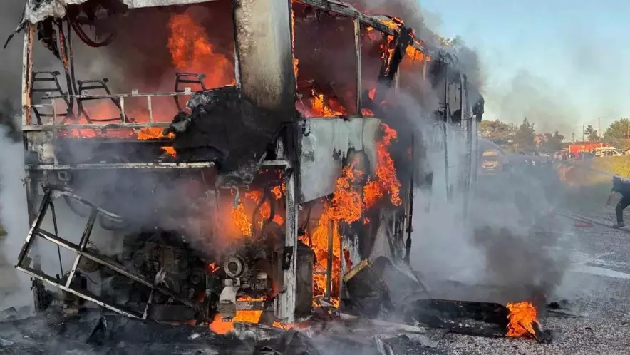 Туристический автобус полностью сгорел на трассе Мармарис — Датча в Турции