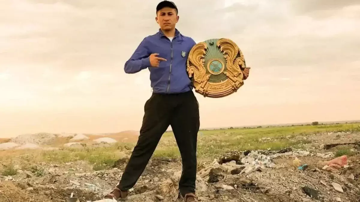 Жетісулық блогер қоқыста жатқан елтаңбаны үйіне іліп, айыппұл арқалады