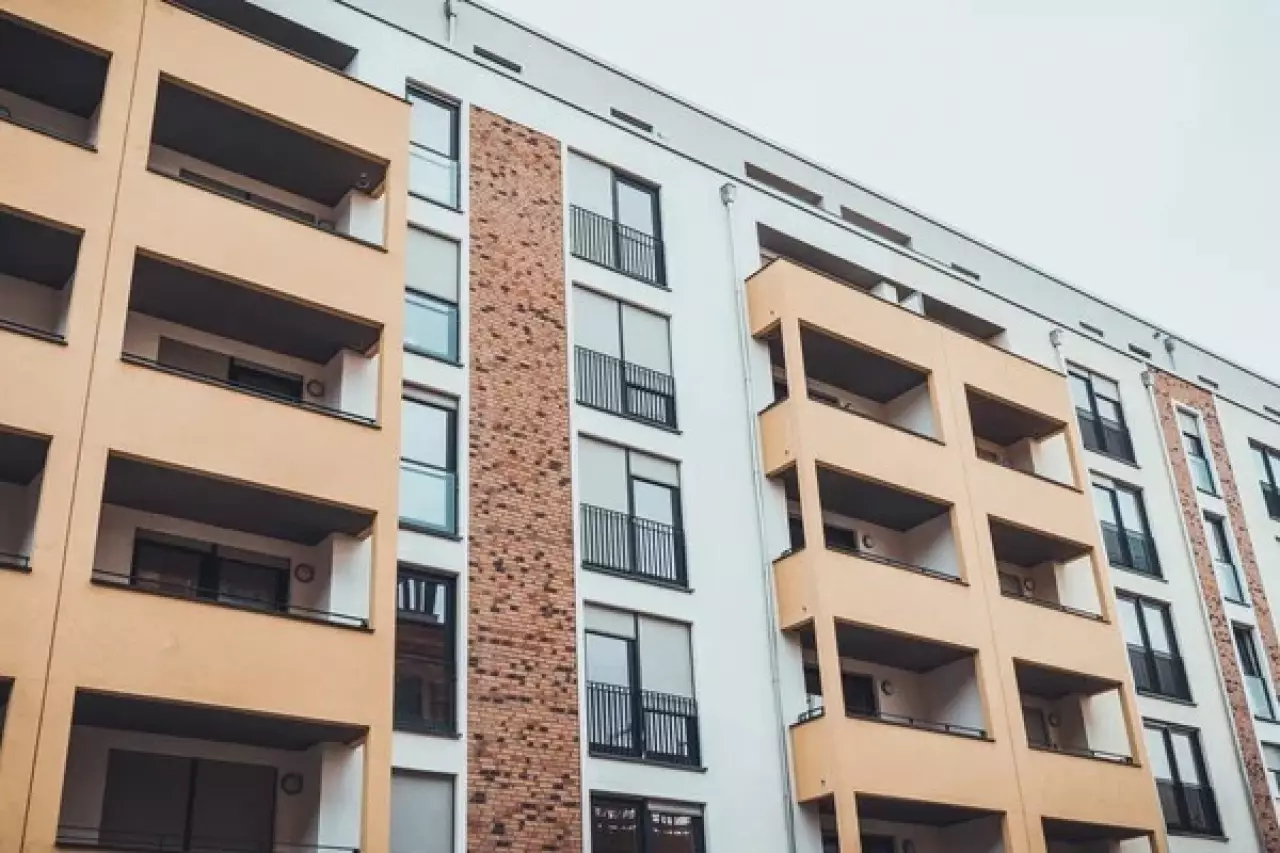 Ақтөбеде пәтерді кезексіз таратқан шенеунік 7 жылға сотталды