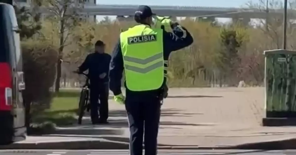  “Өмірдегі үлкен сәттілік”: Екі президент кортежін қатар күтіп-шығарып салған полицейдің әрекеті елді сүйсіндірді 